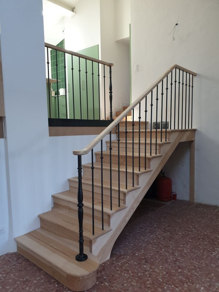 escalier traditionnel avec limon crémaillière en frêne ebeniste perpignan 66