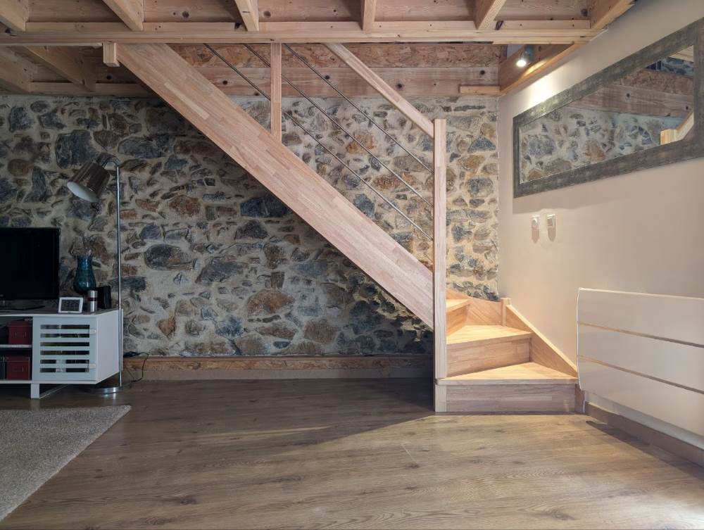 Vue d'un escalier traditionnel quart tournant